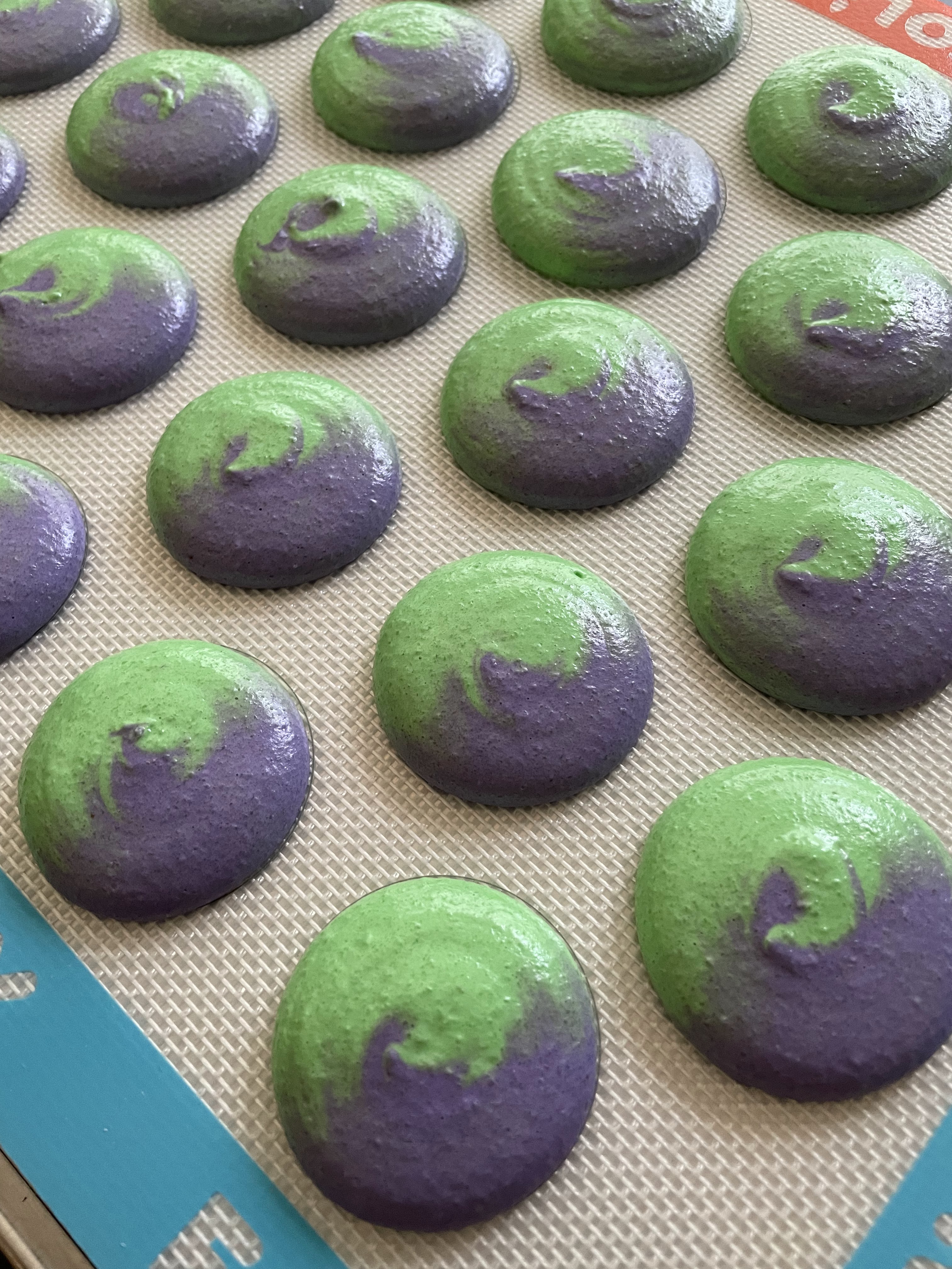 Ube pandan macarons