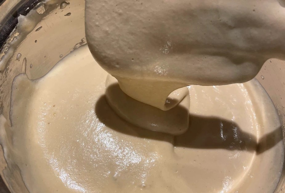 Mixing chiffon cake cake