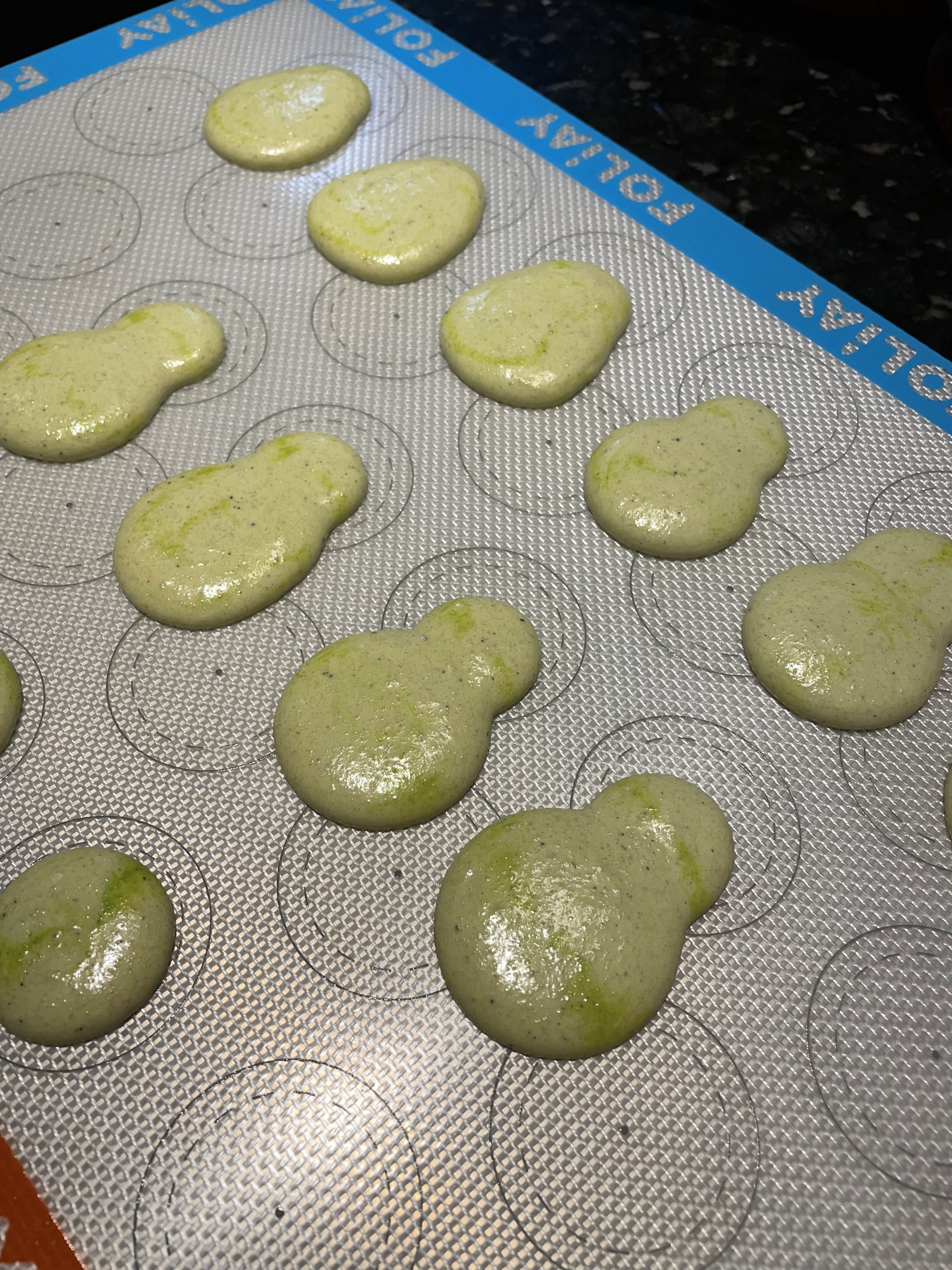 Spiced macaron shells