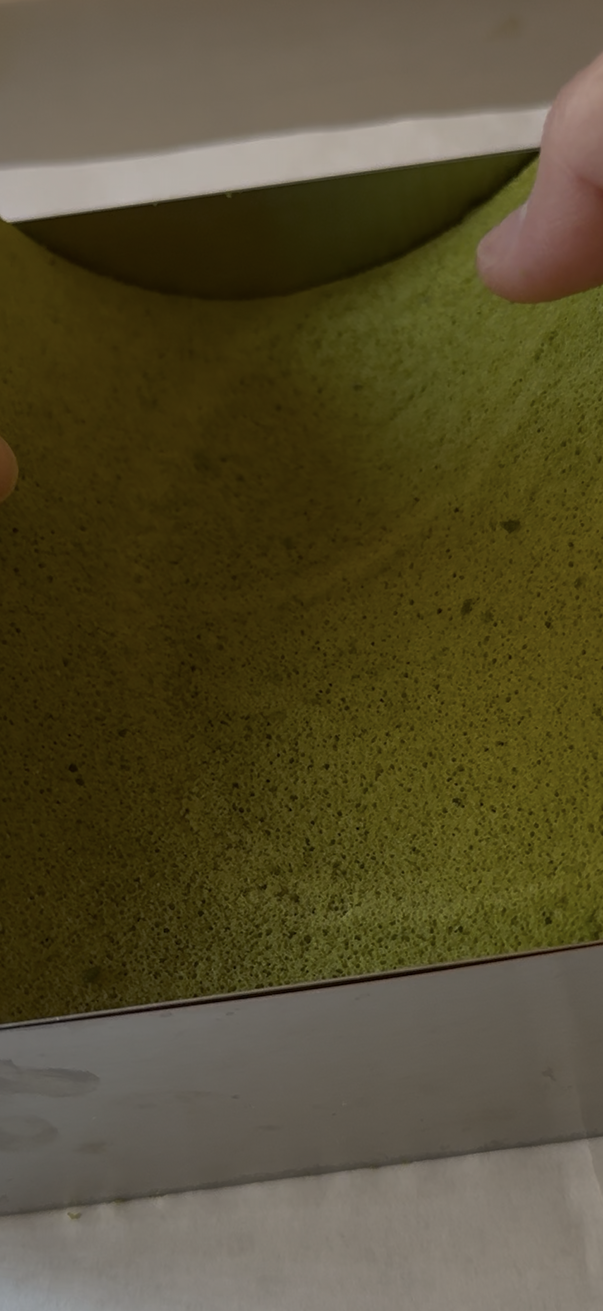 Put the matcha cake into the square mold