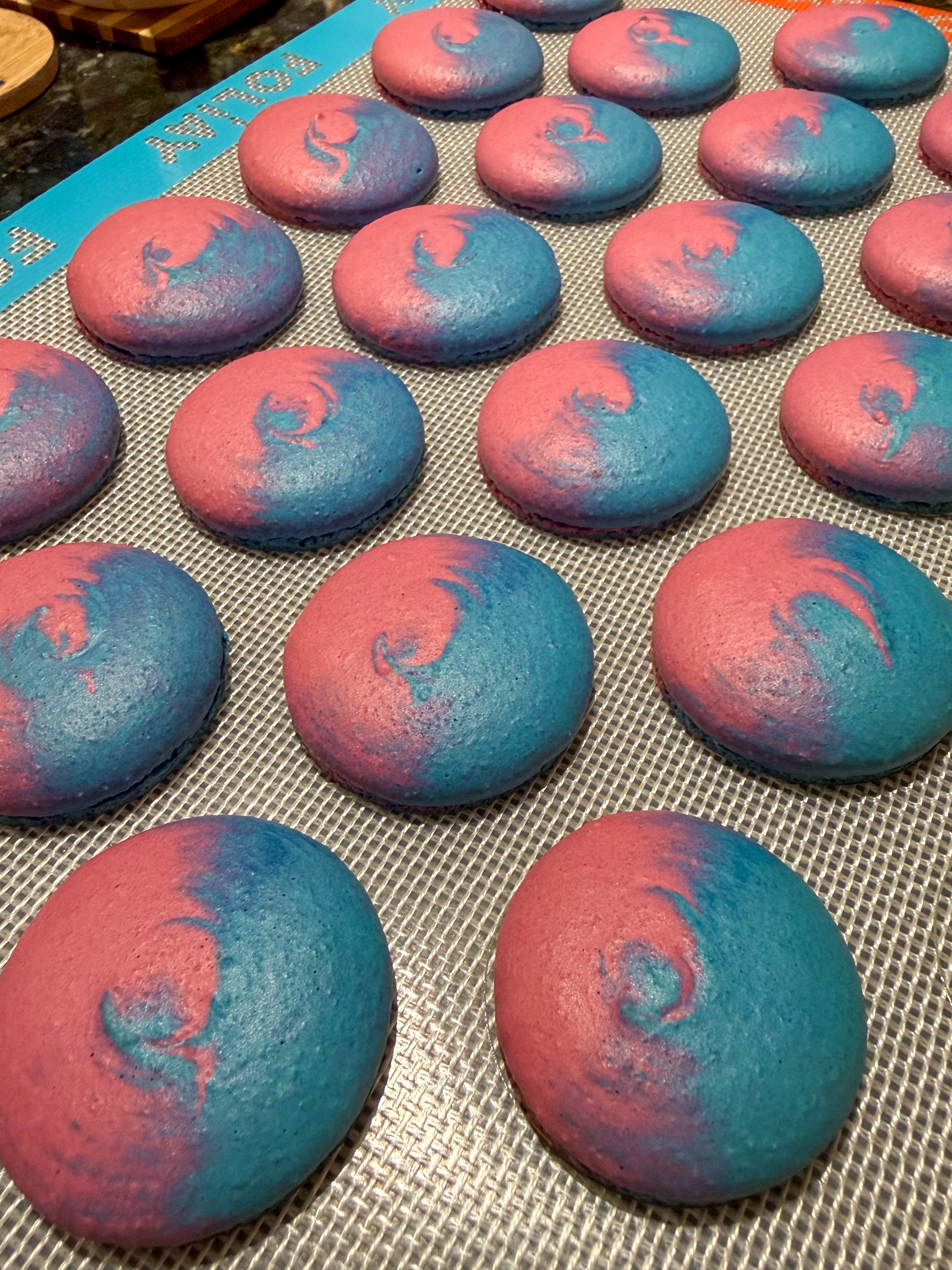 Two-toned macaron shells
